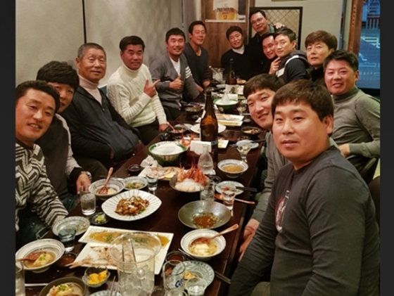 김성근 고문(왼쪽 세 번째)을 비롯해 그의 SK 출신 제자들이 지난 1일 식사 자리에서 함께 만나 회포를 풀었다. /사진=정경배 현 두산 코치 제공