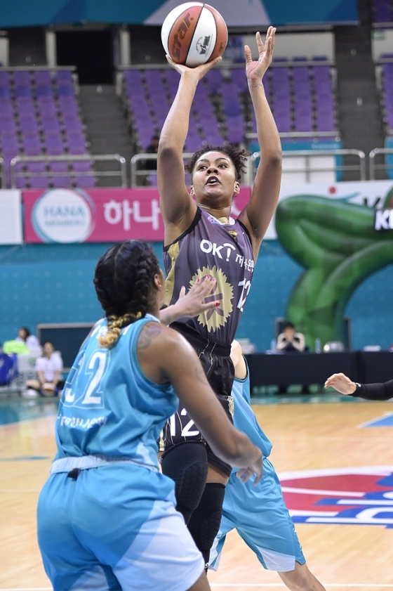 골밑을 지배하며 팀 승리를 이끈 단타스. /사진=WKBL 제공
