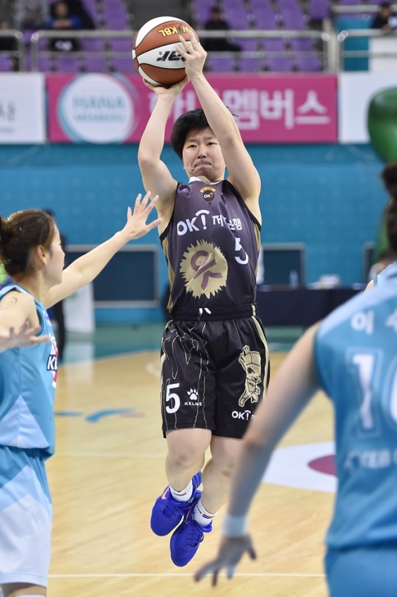 4쿼터 막판 역전 3점포를 성공시킨 안혜지. /사진=WKBL 제공