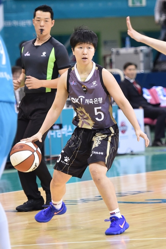 결정적인 3점포를 꽂으며 팀 승리를 이끈 안혜지. /사진=WKBL 제공