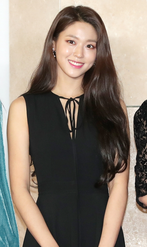 AOA 설현이 행사무대 도중 쓰러져 병원으로 옮겨졌다. 소속사 측은 무대에서 터진 화약 탓에 어지럼증을 느낀 것이라며 설현이 치료 후 휴식을 취하고 있다고전했다. / 사진=스타뉴스