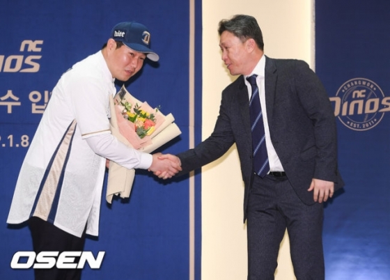 양의지(왼쪽)와 악수하고 있는 이동욱 감독.
