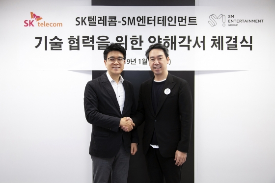 박진효 SK텔레콤 ICT 기술센터장(왼쪽)과 김영민 SM엔터테인먼트 그룹 총괄 사장 /사진=SM엔터테인먼트