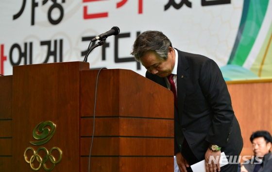 고개 숙인 이기흥 대한체육회장. /사진=뉴시스