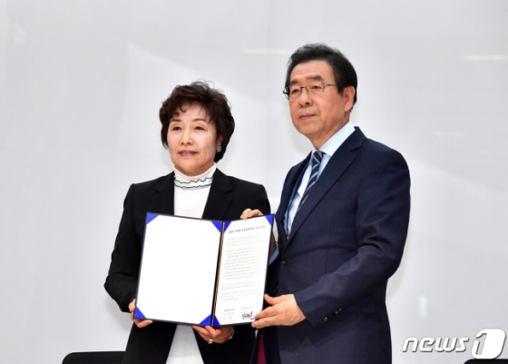 유치도시로 선정 후 박원순 시울시장(오른쪽)이 유치협약에 서명한 뒤 김영채 대한체육회 부회장(왼쪽)과 함께 기념촬영을 하고 있다. /사진=뉴스1(서울시 제공)