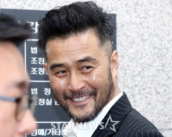 배우 최민수가 보복운전을 한 혐의로 12일 오전 서울 남부지법에서 열리는 첫 공판에 출석하고 있다./사진=홍봉진 기자