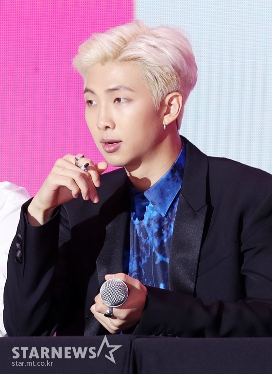 아이돌그룹 방탄소년단 멤버 RM이 지난 17일 오전 서울 중구 을지로 동대문디자인플라자에서 열린 새 앨범 \'MAP OF THE SOUL: PERSONA\' 발매 기념 글로벌 기자간담회에 참석하고 있다. /사진=김휘선 기자