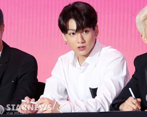 아이돌그룹 방탄소년단 멤버 정국이 지난 17일 오전 서울 중구 을지로 동대문디자인플라자에서 열린 새 앨범 \'MAP OF THE SOUL: PERSONA\' 발매 기념 글로벌 기자간담회에 참석하고 있다. /사진=김휘선 기자