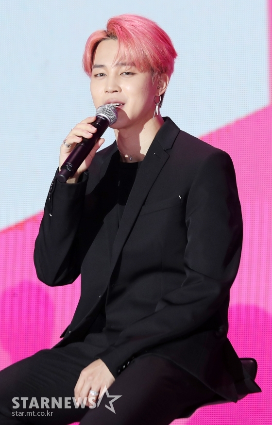 아이돌그룹 방탄소년단 멤버 지민 지난 17일 오전 서울 중구 을지로 동대문디자인플라자에서 열린 새 앨범 \'MAP OF THE SOUL: PERSONA\' 발매 기념 글로벌 기자간담회에 참석하고 있다. /사진=김휘선 기자