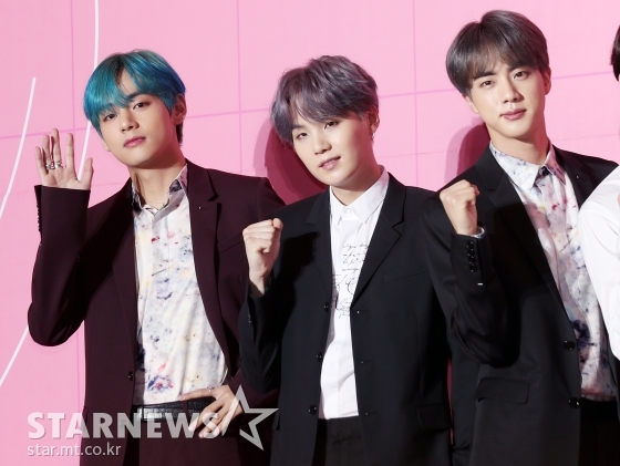 (왼쪽부터) 아이돌그룹 방탄소년단 뷔, 슈가, 진이 지난 17일 오전 서울 중구 을지로 동대문디자인플라자에서 열린 새 앨범 \'MAP OF THE SOUL: PERSONA\' 발매 기념 글로벌 기자간담회에서 질의응답을 하고 있다. /사진=김휘선 기자