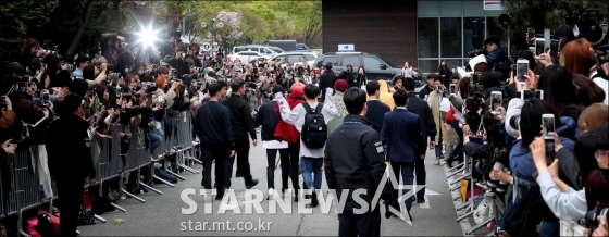 방탄소년단의 KBS 2TV \'뮤직뱅크\' 출근길 모습/사진=김창현 기자