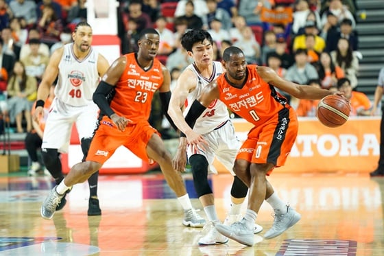 인천 전자랜드의 투 할로웨이(맨 오른쪽)과 그 옆에 울산 현대모비스의 이대성. / 사진=KBL 제공