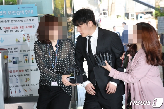 아이돌그룹 빅뱅 멤버 출신 가수 승리(가운데)가 14일 버닝썬 사건을 둘러싼 여러 혐의에 대한 영장실질심사 출석을 위해 서울중앙지방법원에 모습을 드러냈다. /사진=뉴스1