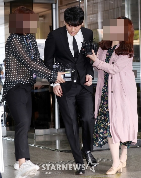 아이돌그룹 빅뱅 멤버 출신 가수 승리(가운데)가 14일 버닝썬 사건에 대한 자신의 혐의와 관련한 영장실질심사 참석을 위해 서울중앙지방법원에 출석하고 있다. /서울중앙지방법원=김휘선 기자