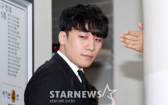 아이돌그룹 빅뱅 멤버 출신 가수 승리(가운데)가 14일 버닝썬 사건에 대한 자신의 혐의와 관련한 영장실질심사 참석을 위해 서울중앙지방법원에 출석하고 있다. /서울중앙지방법원=김휘선 기자