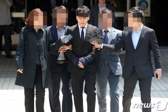 성접대를 알선하고 클럽 버닝썬의 수익금을 횡령한 혐의를 받고 있는 아이돌그룹 빅뱅 멤버 출신 가수 승리(29, 이승현)가 14일 오후 서울 서초구 서울중앙지방법원에서 열린 구속 전 피의자심문을 마치고 법원청사를 나서고 있다. /사진=뉴스1