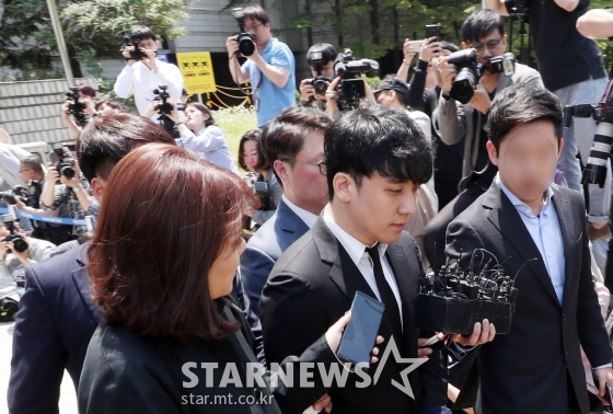 성매매 알선 및 자금 횡령, 식품위생법 위반 등의 혐의를 받고 있는 가수 승리가 14일 오전 서울 서초구 서울지방법원에서 구속 전 영장실질심사를 마치고 유치장으로 향하고 있다. /서울중앙지방법원=김휘선 기자