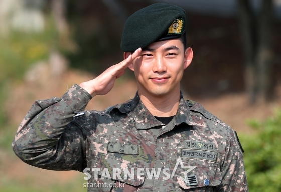 아이돌그룹 2PM 멤버 겸 배우 옥택연이 가수 겸 배우 옥택연이 16일 오전 경기도 고양시 일산동구 백마회관에서 진행된 전역식 멋진 거수경례를 하고 있다. /고양(경기)=김창현 기자