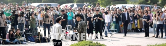 아이돌그룹 2PM 멤버 겸 배우 옥택연이 14일 경기도 고양시 일산동구 백마회관에서 전역식을 갖고 있다. /고양(경기)=김창현 기자