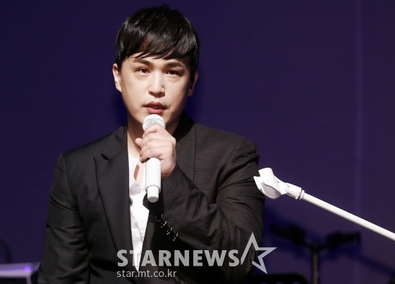 가수 이수가 16일 오후 서울 마포구 메세나폴리스 판스퀘어홀에서 진행된 두 번째 솔로 앨범 발매 기념 음감회에서 질의응답을 하고 있다. / 사진=김휘선 기자 hwijpg@