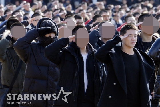 그룹 JYJ 김준수와 빅뱅 탑(최승현)이 지난 2017년 2월 9일 오후 충남 논산시 연무읍 마산리 육군훈련소에서 열린 입소식에 참석하고 있다. /사진=임성균 기자