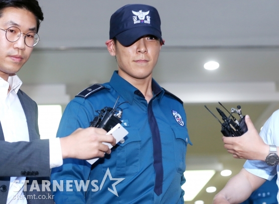 대마초를 피운 혐의로 불구속상태에서 재판에 넘겨진 그룹 빅뱅 탑(본명 최승현)이 지난 2017년 6월 5일 오후 서울 강남경찰서를 떠나고 있다. /사진=홍봉진 기자