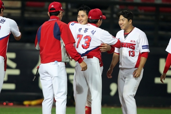 22일 롯데전 승리 후 끝내기 안타의 주인공 한승택을 안아주고 있는 박흥식 감독대행. /사진=KIA 타이거즈 제공