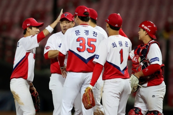 21일 롯데전 승리 후 하이파이브를 나누고 있는 KIA 선수들. /사진=KIA 타이거즈 제공