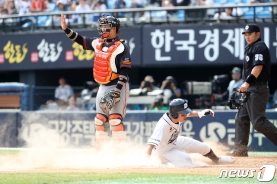 3회말 두산 공격 1사 주자 만루 상황 김재환의 희생플라이 때 3루 주자 정수빈이 홈인하고 있다. /사진=뉴스1