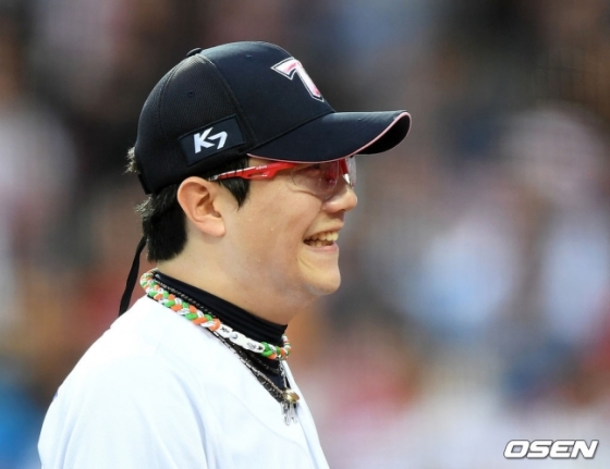 8회초 2사 만루에서 kt 강백호를 외야플라이로 처리한 KIA 양현종이 더그아웃으로 가며 미소짓고 있다.