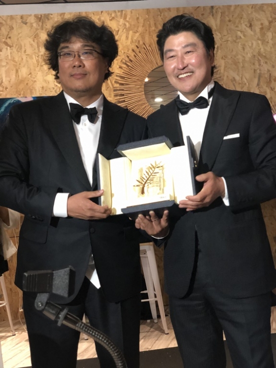 황금종려상 트로피를 들고 칸 영화제 기자실에 모여있는 한국 취재진을 찾아온 봉준호와 송강호 / 사진=칸(프랑스)=김미화 기자