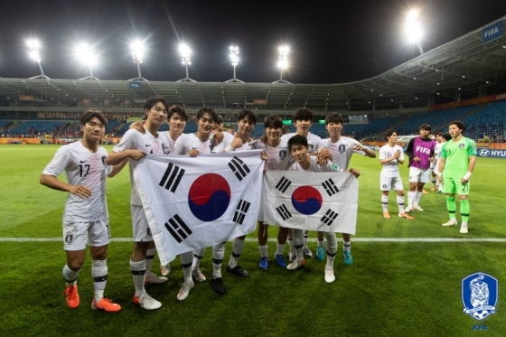 기념촬영하는 한국 U-20 대표팀 선수들. /사진=대한축구협회 제공