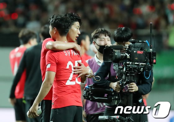 손흥민(왼쪽)과 백승호. / 사진=뉴스1 제공