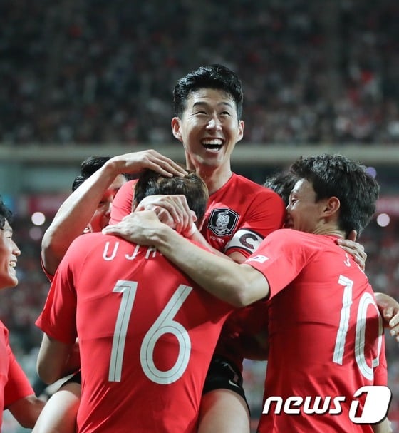 손흥민(가운데). / 사진=뉴스1 제공