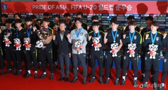 2019 국제축구연맹(FIFA) 20세 이하(U20) 남자월드컵에서 준우승을 거둔 대표팀이 17일 오전 인천국제공항을 통해 입국한 뒤 화이팅을 외치며 기념촬영을 하고 있다. /사진=머니투데이 인천국제공항=이동훈 기자