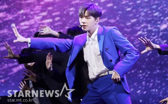 가수 강다니엘이 지난 7월 25일 오후 서울 광진구 예스24 라이브홀에서 진행된 첫 솔로 데뷔앨범 \'color on me\' 발매 기념 쇼케이스에서 멋진 무대를 선보이고 있다. /사진=김휘선 기자