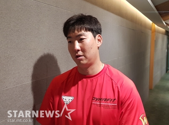 13일 삼성전 승리 투수가 된 직후 인터뷰를 하고 있는 문승원. /사진=박수진 기자