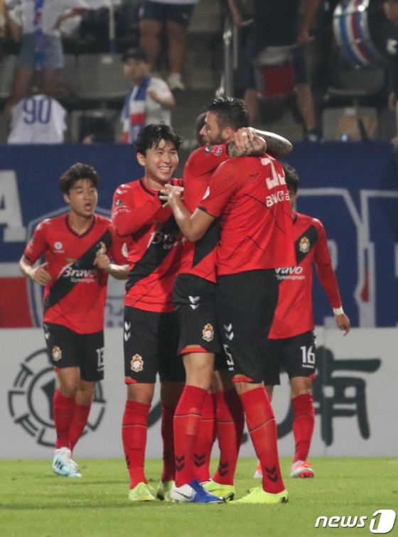 23일 오후 경남 창원시 성산구 창원축구센터에서 열린 2019 프로축구 K리그1 경남 FC와 수원 삼성의 경기에서 경남 FC 제리치(오른쪽)가 선제골을 넣은 후 동료들과 기쁨을 나누고 있다. /사진=뉴스1
