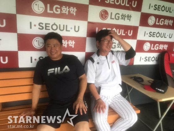 두산 김태형 감독(왼쪽)과 LG 류중일 감독이 7일 경기 취소 후 더그아웃에서 만나 담소를 나눴다. /사진=한동훈 기자