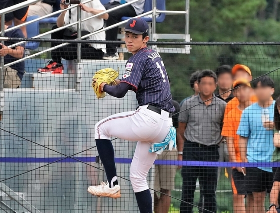 많은 주목을 받으며 청소년야구선수권에서 불펜 피칭을 하던 사사키 로키. /사진=WBSC 제공
