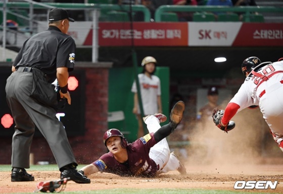 김하성이 11일 인천 SK전 2회초 2사 1루서 장영석의 안타로 득점을 올리고 있다. /사진=OSEN