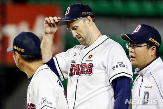 8회초 무사 주자 1,3루 상황서 연달아 안타를 허용한 두산 선발 투수 린드블럼이 코치들과 대화를 나눈 후 모자를 고쳐쓰고 있다. /사진=뉴시스