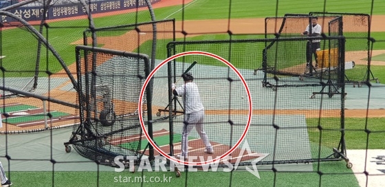 10일 타격 훈련 중인 김현수. /사진=이원희 기자