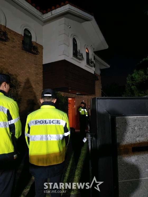 14일 경기 성남 수정구 심곡동 설리 자택에 경찰들이 삼엄한 경비를 서고 있다.
 /사진=스타뉴스 이건PD 