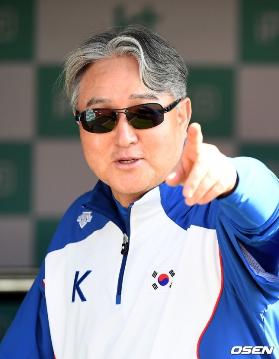 훈련을 지켜보는 김경문 감독.