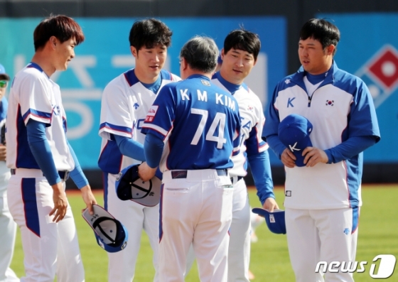 첫 훈련에 참가하는 SK 선수들과 악수하는 김경문 감독(가운데). /사진=뉴스1