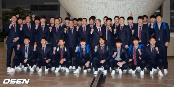 일본 출국에 앞서 포즈를 취한 야구 대표팀.