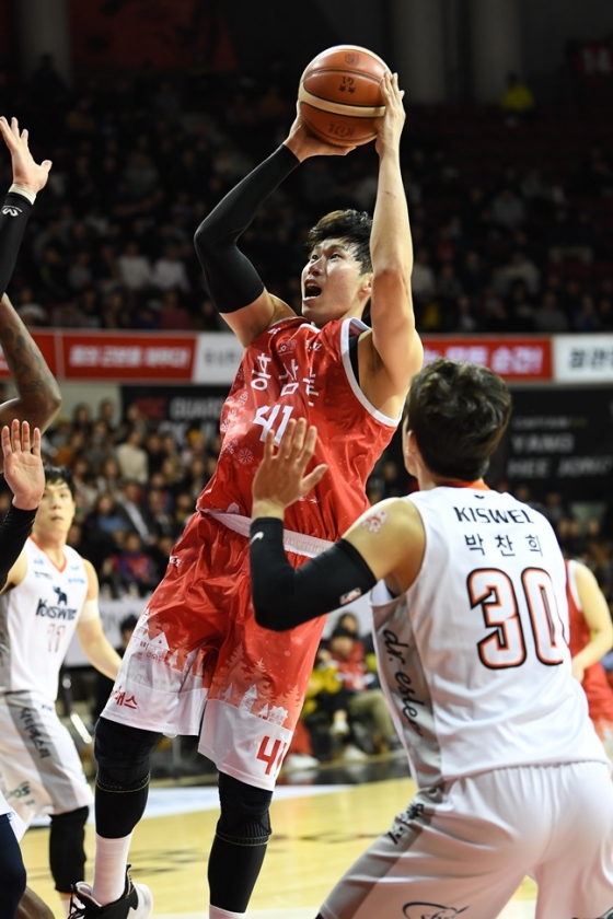 어깨 부상으로 이탈한 KGC 오세근. /사진=KBL 제공