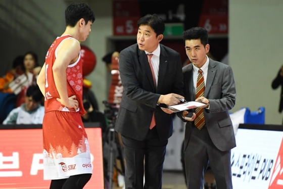 안양 KGC 김승기 감독(가운데). /사진=KBL 제공