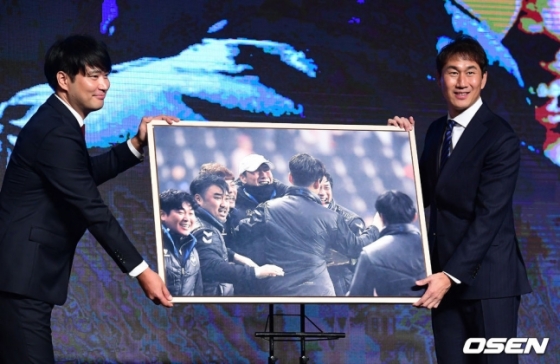 베스트포토상을 수상한 유상철 감독(오른쪽). /사진=OSEN